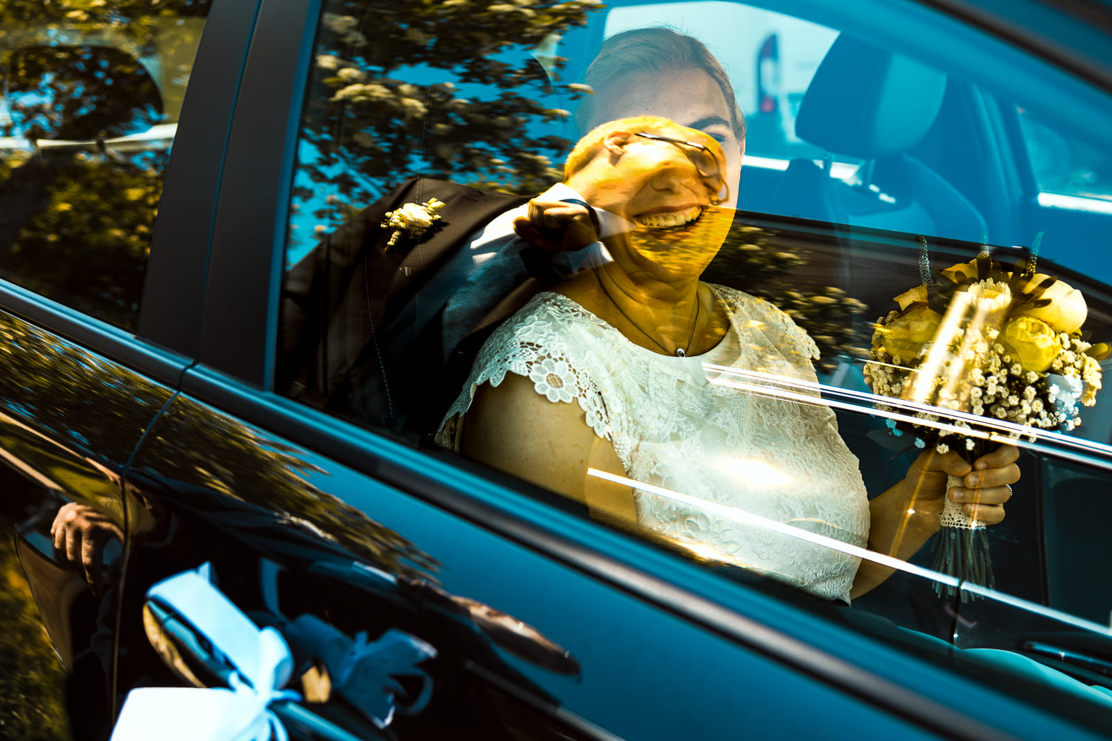 Braeutigam spiegelt sich im Gesicht der Braut